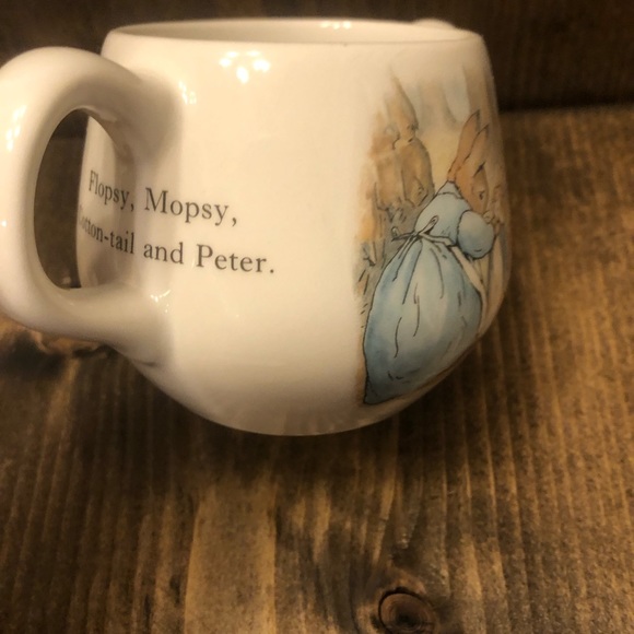 Petter Rabbit Child’s Plate & two handled cup. - Picture 5 of 14